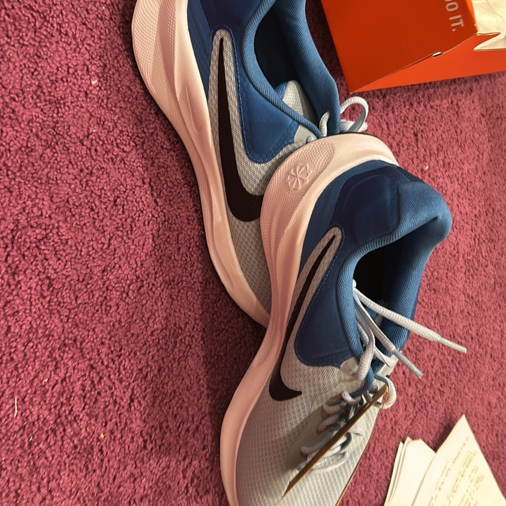Nike Revolution seven shoes with tags never worn size 10.5 in men’s - Picture 3 of 6